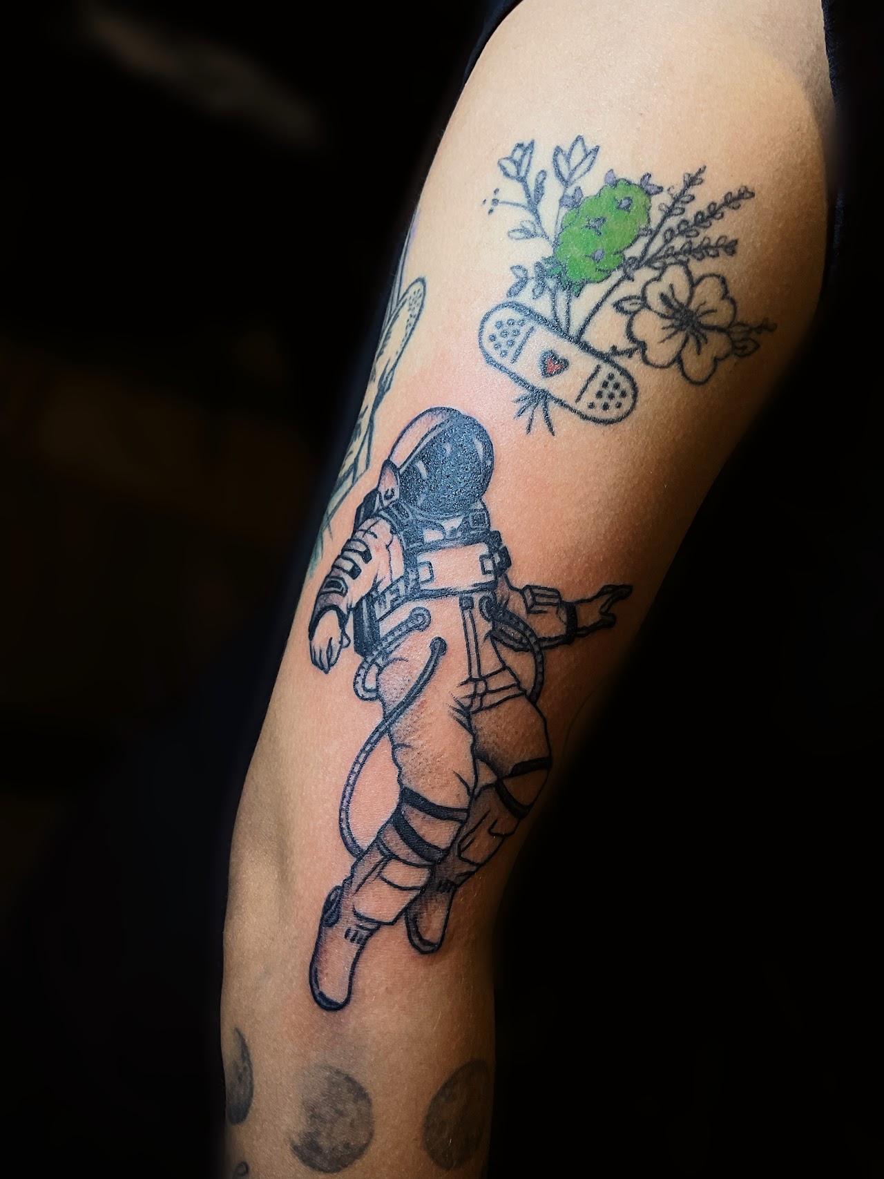 Tatuaje de flor fine line y lettering personalizado en el antebrazo