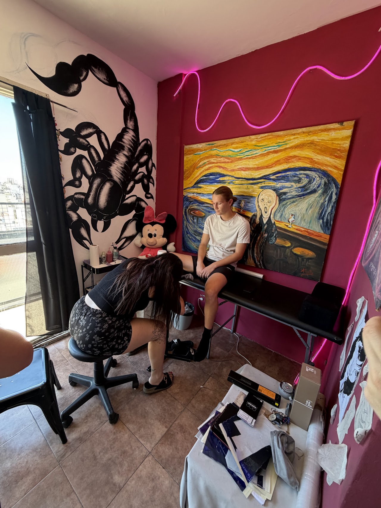 Sesión de tatuaje en el atelier de Iamsophiart Studio, Abasto, Buenos Aires