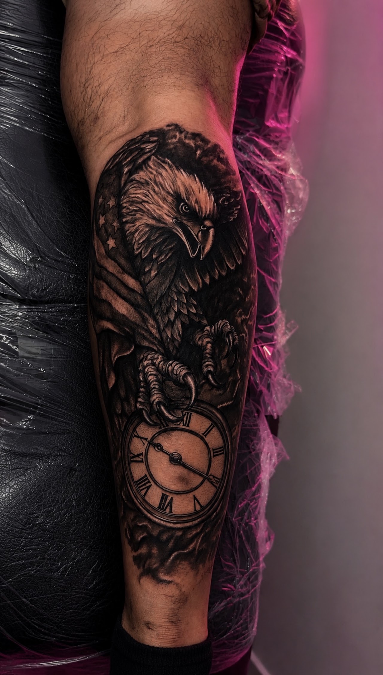 Tatuaje de águila y reloj de bolsillo, estilo realismo en blanco y negro